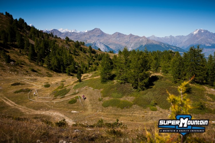 Da lontano il Mont Blanc fa capolino ed assiste alla prima volta della Supermountain di Pila, si forse qualcuno che non c'era adesso si morde le mani. Lo spettacolo dell'alta montagna è impagabile ed essenza stessa di questo sport. Da lontano il Mont Blanc fa capolino ed assiste alla prima volta della Supermountain di Pila, si forse qualcuno che non c'era adesso si morde le mani. Lo spettacolo dell'alta montagna è impagabile ed essenza stessa di questo sport.