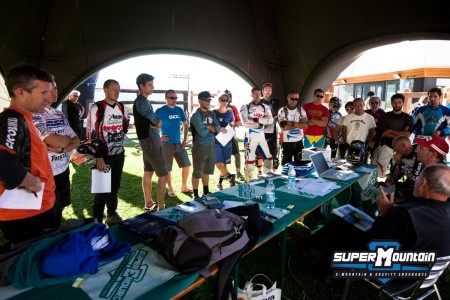 La direzione di gara da le ultime informazioni ai rider e team manger al termine delle qualifiche, un momento di confronto anche tra rider ed organizzazione La direzione di gara da le ultime informazioni ai rider e team manger al termine delle qualifiche, un momento di confronto anche tra rider ed organizzazione