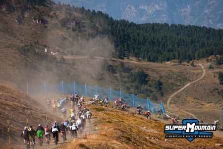 Al secondo tornante il gruppo è ancora compatto, la salita dopo la terza curva servirà a sgranare il gruppo Al secondo tornante il gruppo è ancora compatto, la salita dopo la terza curva servirà a sgranare il gruppo