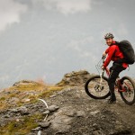 Il fotografo Superenduro, Matteo Cappè, incurante della pioggia fitta, ha deciso di seguire la Supermountain in bici!